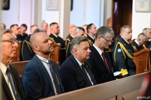 W ławce na mszy siedzą m.in.: wiceprezydent Rafał Geremek, poseł Michał Kowalski i wiceprzewodniczący Rady Miasta Gdyni Ireneusz Trojanowicz