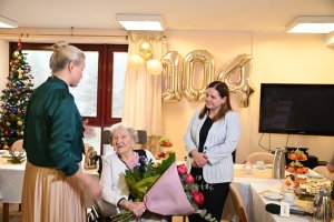 Prezydent Gdynia, Aleksandra Kosiorek składa życzenia urodzinowe pani Janinie 