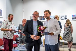 5 września w Ratuszu Staromiejskim w Gdańsku odbył się wernisaż wystawy oraz uroczystość wręczenia nagród XXIII Pomorskiego Konkursu Fotografii Prasowej Gdańsk Press Photo 2019 im. Zbigniewa Kosycarza. Na zdjęciu Michał Guć, wiceprezydent Gdyni i fotoreporter Dominik Werner wyróżniony Nagrodą Prezydenta Miasta Gdyni // fot. Dawid Linkowski