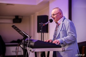 Mężczyzna przy instrumencie muzycznym