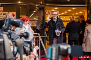 Piotr Cyrwus na czerwonym dywanie przed Teatrem Muzycznym w Gdyni przed galą otwarcia 51. Festiwalu Polskich Film&oacute;w Fabularnych