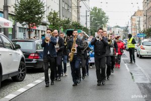 Wielobarwny Pomorski Przemarsz Seniorów ulicami Gdyni. Gra orkiestra dęta. Fot. Karol Stańczak
