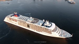 Statek MS Europa 2 wpływa do gdyńskiego portu. Widok z góry na statek na wodzie // fot. Tadeusz Urbaniak/ Port Gdynia