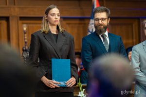 Mgr inż. Marina Galanina i jeden z wyróżnionych. Inauguracja roku akademickiego 2025/2026 na Politechnice Gdańskiej (fot. Kamil Złoch)