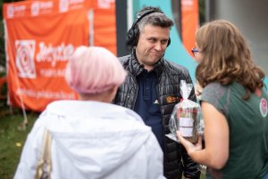 Plenerowe studia Polskiego Radia nadają z Gdyni przed „Lato z Radiem Festiwal”, fot. Dawid Linkowski
