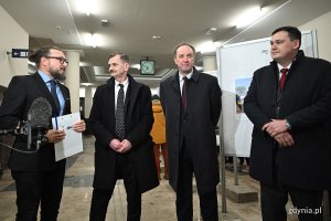 Na zdjęciu (od lewej): rzecznik PKP SKM Tr&oacute;jmiasto Marcin J&oacute;zefowicz, prezes PKP SKM Tr&oacute;jmiasto Eugeniusz Manikowski, marszałek wojew&oacute;dztwa pomorskiego Mieczysław Struk, sekretarz miasta i dyrektor generalny Urzędu Miasta Gdyni Łukasz Kobus (fot. Michał Puszczewicz)