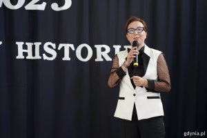 Pomorska wicekurator oświaty Jolanta Jankowska-Żmich przemawia ze sceny