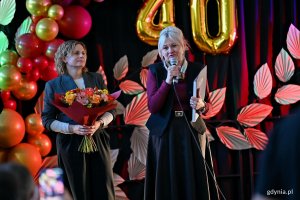 Iwona Tanewska &ndash; naczelniczka Wydziału Edukacji Urzędu Miasta Gdyni przemawiająca podczas uroczystości z okazji jubileuszu 40-lecia Szkoły Podstawowej nr 49 dla Dzieci Niedosłyszących 