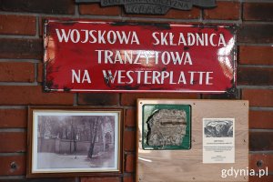 Pamiątkowa tablica Wojskowa składnica tranzytowa na Westerplatte i zdjęcia