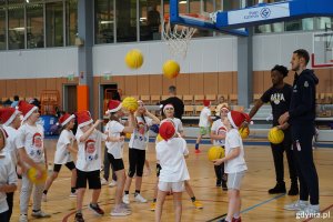 Ćwiczące dzieci w Akademickim Centrum Sportowym AMW