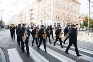 Orkiestra Dęta Gminy Kosakowo na czele Marszu Różowej Wstążki 