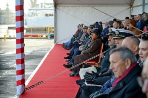 Uczestnicy uroczystości chrztu i wodowania okrętu ORP „Czajka” w stoczni Remontowa Shipbuilding 
