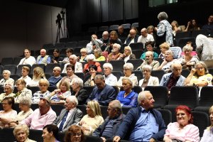Widzowie podczas premiery filmu &bdquo;Historia dzielnic Gdyni w opowieściach jej mieszkańc&oacute;w na tle 100 lat miasta&rdquo; 