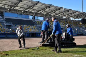 Układanie trawy to precyzyjny proces (fot. Marek Urbaniak)
