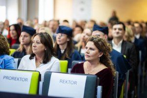Emilia Michalska (pierwsza od prawej), kanclerz WSB Merito w Gdyni, podczas inauguracji nowego roku akademickiego na Uniwersytecie WSB Merito w Gdyni