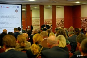 Juliusz Gajewski z Instytutu Morskiego Uniwersytetu Morskiego prezentujący raport z badań podczas konferencji na temat materiał&oacute;w niebezpiecznych w Bałtyku 
