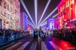 Parada na ulicy 10 Lutego (fot. Karol Stańczak)