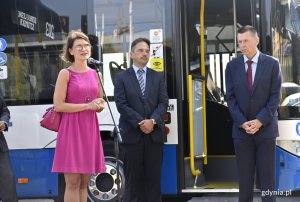 Prezentacja nowych midibusów na skwerze Arki Gdynia - wiceprezydent Gdyni, Katarzyna Gruszecka-Spychała. Obok Hubert Kołodziejski - dyrektor ZKM Gdynia i Marian Kotecki - prezes PA Gryf, fot. Kamil Złoch