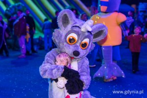 Mała dziewczynka przytula wielkiego misia