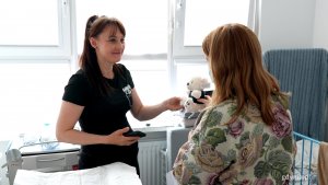 Wiceprezydentka Oktawia Gorzeńska wręcza misia dla małego pacjenta jego mamie (fot. Karolina Szypelt)