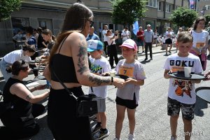 Podczas Kulinarnej Świętojańskiej nie zabrakło kluczowego punktu programu - Biegu Kelner&oacute;w. Na zdjęciu uczestnicy kategorii Junior 