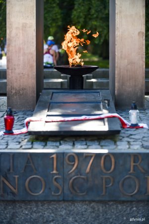 Maraton "Solidarności" przebiegł ulicami Gdyni. Przed startem pod pomnikiem Pamięci Ofiar Grudnia '70 odbyły się uroczystości z udziałem wiceprezydenta Gdyni Michała Gucia, a także przedstawicieli samorządu i parlamentu // fot. Maciej Czarniak