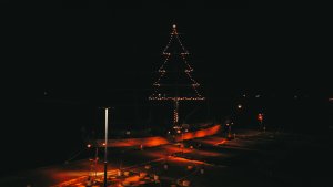 iluminacje świąteczne w Gdyni, choinka na maszcie, widok na miasto z góry