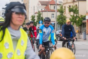 Peleton P&oacute;łnocny przejechał przez Gdynię, by zatrzymać się pod Pomnikiem Polski Morskiej, a następnie wyruszyć w kierunku Sopotu 