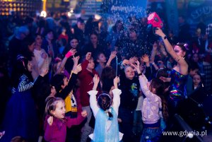 Dzieci tańczące na balu karnawałowym