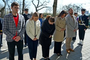 Delegacja gdyńskich samorządowców składająca kwiaty pod tablicą Marynarzy Polskich Zamordowanych na Wschodzie podczas uroczystości z okazji Dnia Pamięci Ofiar Zbrodni Katyńskiej. Od lewej: radni Marek Dudziński i Anna Salomon, prezydent Aleksandra Kosiorek, Mariola Śrubarczyk-Cichowska – wiceprzewodnicząca Rady Miasta Gdyni oraz radny Łukasz Strzałkowski 