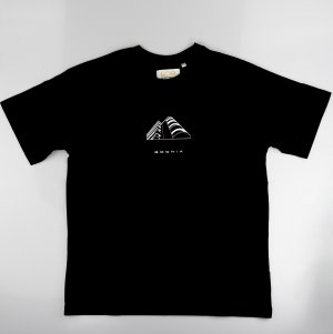 Czarny t-shirt z pamiątkowym logo (fot. Filip Miotk/MIT)