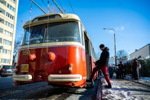 Gra miejska oparta na spektaklu &bdquo;Majka z Kajtkiem jadą trajtkiem&rdquo; (fot. Kamil Złoch)