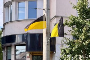 Kaszubskie flagi na masztach ul. 10 Lutego 