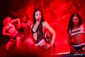 Jennie z tancerzami podczas koncertu na Open'erze 