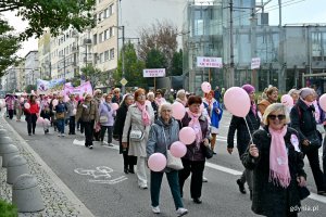 Uczestnicy Marszu R&oacute;żowej Wstążki na ul. Świętojańskiej 