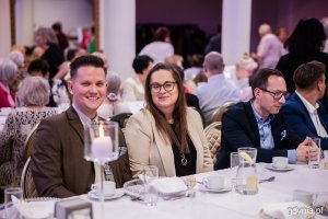 Od lewej przy stole siedzą: Adam Labuhn z biura posła Rafała Siemaszki oraz wiceprzewodniczący Rady Dzielnicy Obłuże: Izabela Procelli-Szynwelska i Marek Urbaniak 