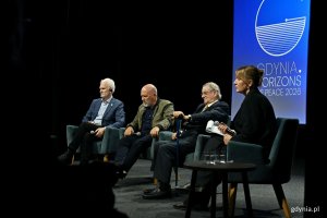 Od lewej: Aleś Bialacki &ndash; białoruski obrońca praw człowieka i laureat Pokojowej Nagrody Nobla, Richard Flanagan &ndash; australijski pisarz, historyk i reżyser filmowy, Norman Davies &ndash; brytyjsko-polski historyk i honorowy obywatel Gdyni i prowadząca debatę Katarzyna Kasia podczas forum Horizons of Peace w Konsulacie Kultury 