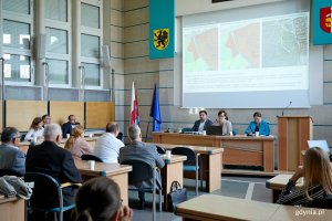 Przedstawiciele władz miasta i Biura Planowania Przestrzennego Miasta Gdyni oraz radni miasta i dzielnicy Oksywie podczas spotkania w Urzędzie Miasta Gdyni 
