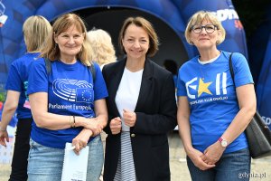 Piknik Europejski na Placu Wolnej Ukrainy w Gdyni - radna Rady Miasta Gdyni Larysa Kramin z organizatorami (fot. Michał Puszczewicz)