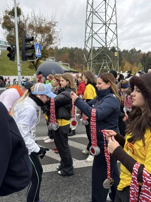 Aleksandra Kosiorek, prezydent Gdyni, dekorująca medalami uczestników biegu (fot. Natalia Kawalerowicz)