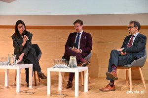 Forum Przedsiębiorstw w Gdyni. Panel "Chwiejne sojusze. Gospodarka, bezpieczeństwo i (nie)stabilność w epoce Trumpa" z udziałem Marty Nowak, Piotra Burasa i Mateusza Piotrowskiego. (fot. Łukasz Kamasz)