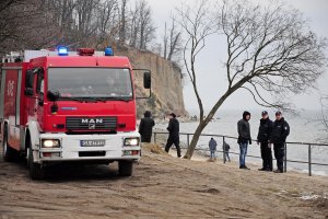 Służby pracujące na miejscu osuwiska klifu w Orłowie, fot. Michał Kowalski