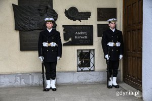 Warta honorowa przed tablicą śp. admirała Andrzeja Karwety, fot. Michał Sałata