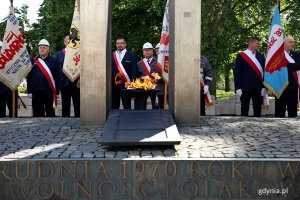 Poczty sztandarowe przy pomniku Ofiar Grudnia '70 na placu Wolnej Polski // fot. Przemysław Kozłowski