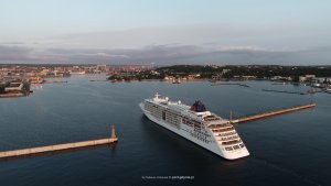 Statek MS Europa 2 wpływa do gdyńskiego portu. Na zdjęciu przekracza główki portu // fot. Tadeusz Urbaniak/ Port Gdynia