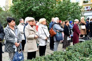 Mieszkańcy Gdyni podczas uroczystości odsłonięcia muralu Tadeusza Wendy // fot. Magdalena Czernek