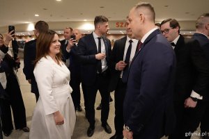 Prezydent Aleksandra Kosiorek i prezydent Karol Nawrocki rozmawiają w teatralnym foier (