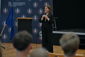 Wiceprezydentka Gdyni Oktawia Gorzeńska przemawiająca inauguracji wystawy &bdquo;Gdynia x 10&rdquo;  w auli II LO