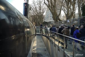 Pierwsi goście wchodzący na pokład okrętu