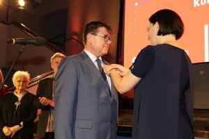 Dariusz Dębski odbiera Srebrną Odznakę "Za opiekę nad zabytkami", fot. P. Kobek, Narodowy Instytut Dziedzictwa